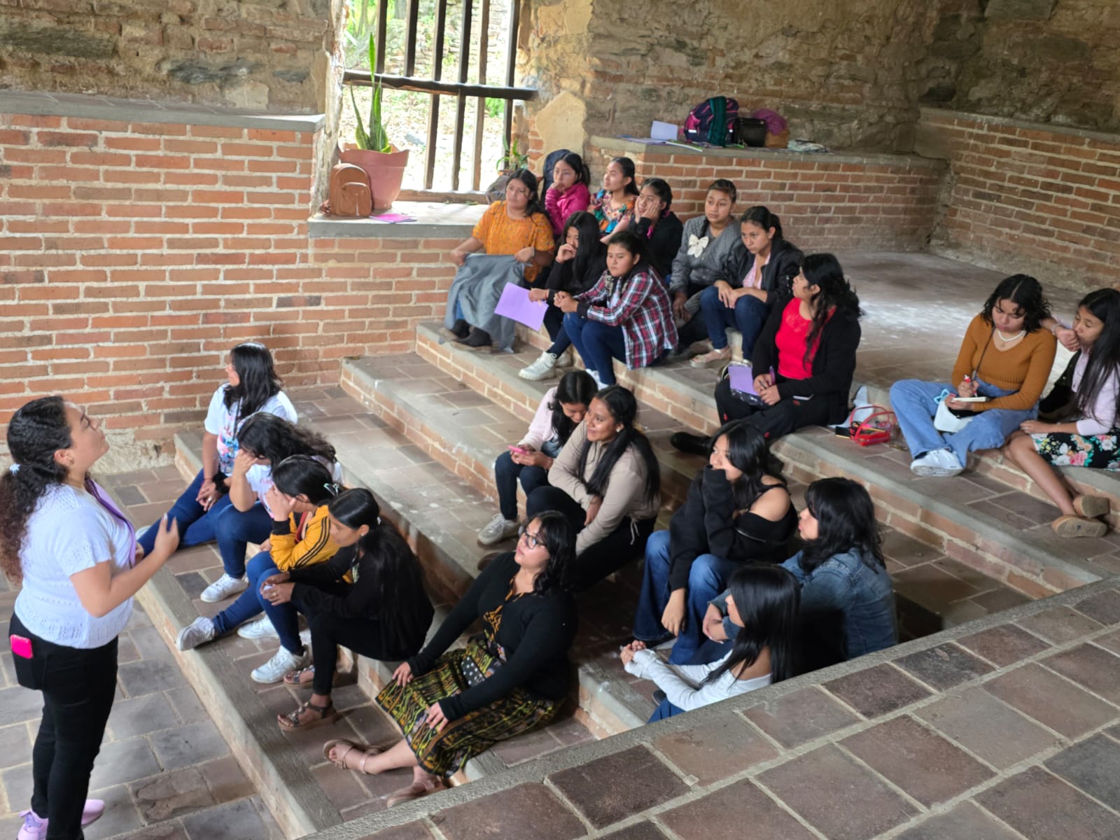 Imagen de 3 mujeres hablando